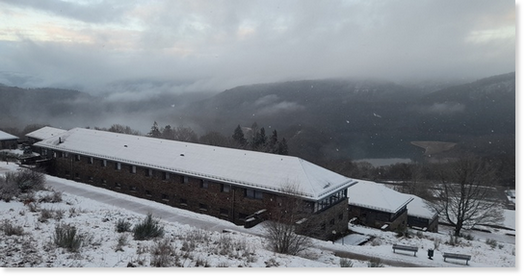 Bildungseinrichtung des Naturschutz-Bildungshaus Eifel-Ardennen-Region (NABEAR) in Schleiden-Vogelsang im Winter